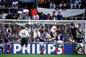 Francia auxilió a España. Durante 20 minutos, los que transcurrieron entre el gol de Stoichkov, primero de Bulgaria, y el de Loko, tercero de Francia, planeó el 2-2. Sin embargo, los galos cerraron cualquier debate y ganaron un encuentro que estuvo cargado de tensión. De hecho, Desailly llegó a acusar al propio Stoichkov de haber mostrado una acitud racista durante el choque. 