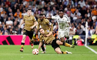 Cuando la segunda parte de la prórroga llevaba pocos minutos de juego el centrocampista de la Real Sociedad nacido en San Sebastián, Jon Ander Olasagasti, realizó una entrada sobre el brasileño muy polémica. Alberola Rojas no lo consideró motivo de expulsión.