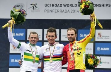 El ciclista polaco Michal Kwiatkowski (c), en el podio tras proclamarse campe¨®n del mundo, seguido por el australiano Simon Gerrans (izda), medalla de plata, y por el espa?ol, Alejandro Valverde (dcha), bronce, en los Campeonato del Mundo de Ciclismo, hoy en la ciudad leonesa de Ponferrada.