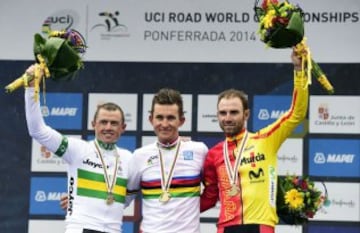  El ciclista polaco Michal Kwiatkowski (c), en el podio tras proclamarse campeón del mundo, seguido por el australiano Simon Gerrans (izda), medalla de plata, y por el español, Alejandro Valverde (dcha), bronce, en los Campeonato del Mundo de Ciclismo, hoy en la ciudad leonesa de Ponferrada.