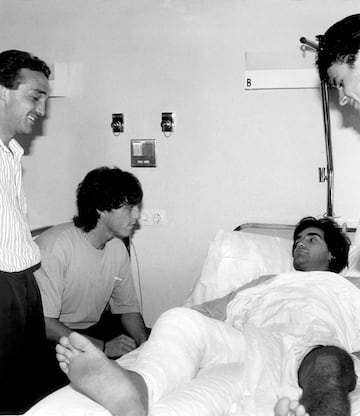 Instantánea de Marcos Alonso en el hospital durante su grave lesión de rodilla. En la imagen se le puede ver junto a Futre.