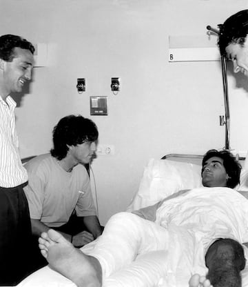Instant¨¢nea de Marcos Alonso en el hospital durante su grave lesi¨®n de rodilla. En la imagen se le puede ver junto a Futre.