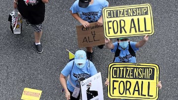 WASHINGTON, DC - 21 DE SEPTIEMBRE: Miles de manifestantes marchan hacia la sede del Servicio de Inmigración y Control de Aduanas mientras exigen un camino hacia la ciudadanía para los más de 11 millones de inmigrantes indocumentados que viven en los Estados Unidos el 21 de septiembre de 2021 en Washington, DC.