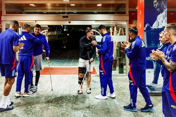 Los internacionales lesionados visitaron a sus compañeros antes de los encuentros de la Nations League contra Dinamarca y Serbia. En la imagen, Rodrigo Herrnández con Álvaro Morata y Dani Carvajal con Mikel Merino.