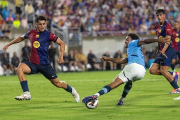 El mediocentro del City, Oscar Bobb trata de regatear al defensa del Barcelona, Sergi Domínguez.