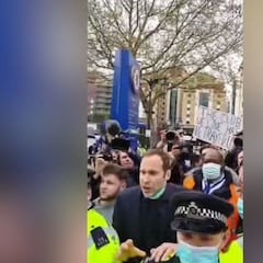En Inglaterra las protestas van a más: lo que le pasó al autobús del Chelsea...