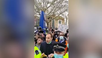 En Inglaterra crecen las protestas: esto le pasó al autobús del Chelsea