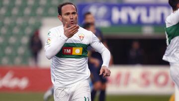 Nino celebra su gol con el Elche y ante el UCAM Murcia.