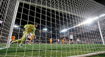 1-0. Contraataque del Valencia. Foulquier, en el rea del conjunto madridista, da un pase atrs a Javi Guerra que dispara a bocajarro y Thibaut Courtois despeja como puede. Hugo Duro, en el rechace, marca a placer el primer tanto.