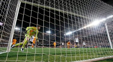 1-0. Contraataque del Valencia. Foulquier, en el área del conjunto madridista, da un pase atrás a Javi Guerra que dispara a bocajarro y Thibaut Courtois despeja como puede. Hugo Duro, en el rechace, marca a placer el primer tanto.
