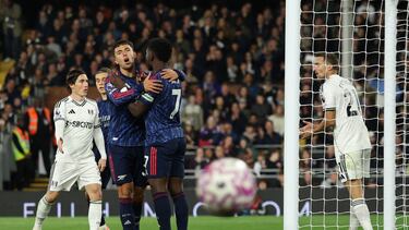 Zubimendi se abraza a Saka tras su gol en el Fulham-Arsenal.