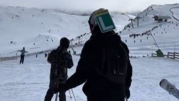 La idea de un esquiador para avisar de que es novato es brillante: “Ya me caes bien”