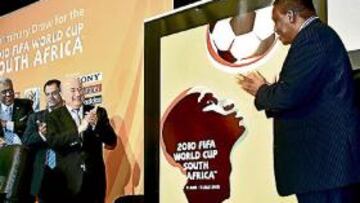 <b>PÓSTER OFICIAL. </b>Blatter contempla la imagen del Mundial de 2010 ayer en Durban.
