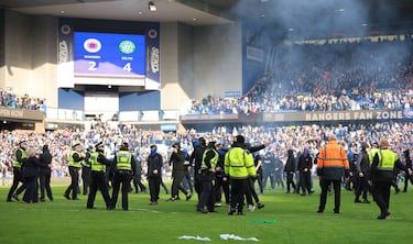 La eliminación del Rangers a manos del Celtic en el partido de Copa provocó la invasión de campo y la pelea de los seguidores de ambos equipos. La policía tuvo que intervenir.
