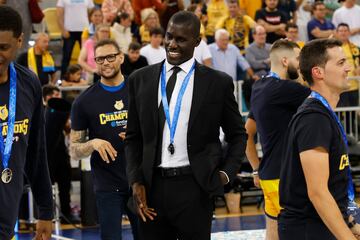 Triunfo, celebración y premio doble para el Gran Canaria. Campeón de la Eurocup y clasificación directa para la Euroliga la próxima temporada. En la imagen, Sitapha Savané, presidente del club.