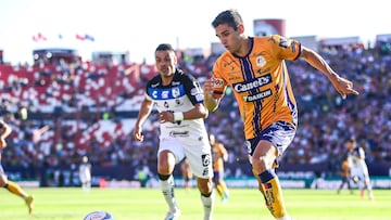 (L-R), Juan Sanabria of San Luis and Pablo Barrera of Queretaro during the game Atletico San Luis vs Queretaro, corresponding to Round 03 of the Torneo Apertura 2023 of the Liga BBVA MX, at Alfonso Lastras Stadium, on July 15, 2023.
<br><br>
(I-D), Juan Sanabria de San Luis y Pablo Barrera de Queretaro durante el partido Atletico San Luis vs Queretaro, correspondiente a la Jornada 03 del Torneo Apertura 2023 de la Liga BBVA MX, en el Estadio Alfonso Lastras, el 15 de Julio de 2023.