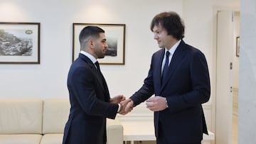 El primer ministro de Georgia, Irakli Kobajidze, recibe al campeón del peso pluma de la UFC, el español Ilia Topuria (i), este martes en Tiflis.