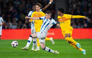 Zubeldia intenta controlar un balón ante la presión de Balde.