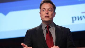 FILE PHOTO: Tesla Motors CEO Elon Musk talks at the Automotive World News Congress at the Renaissance Center in Detroit, Michigan, January 13, 2015. REUTERS/Rebecca Cook (UNITED STATES - Tags: TRANSPORT BUSINESS)/File Photo