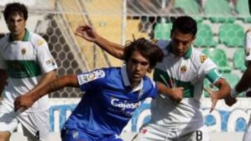 <b>LUCHA EN EL MEDIO. </b>Israel controla un balón en el centro del campo ante el acoso de Mantecón y Ángel.