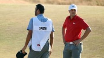 Jordan Spieth con su caddie, Michael Greller