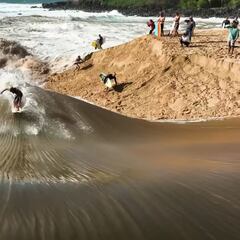 Surfean las olas gigantes de un río provocadas por un temporal