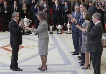 La reina Sofía, entrega el Premio Reina Sofía al director general de Coca-Cola para España y Portugal, Jorge Garduño durante la ceremonia de entrega de los Premios Nacionales del Deporte 2014 que se celebra en el Palacio de El Pardo. EFE/Emilio Naranjo