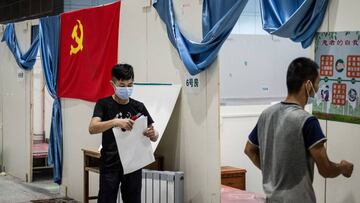 Workers demolish installations at Wuhan's first makeshift hospital built to treat patients infected by the COVID-19 coronavirus in China's central Hubei province on August 14, 2020. (Photo by STR / AFP) / China OUT