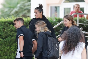 Montse Tomé llega al hotel de la concentración en Oliva.