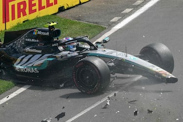 El Mercedes terminó con la suspensión delantera derecha y gran parte del lateral destrozado. 