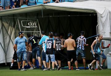 Los radicales del Gremio saltaron al terreno de juego durante el encuentro frente a la Sociedade Esportiva Palmeiras. Los asaltantes destrozaron el VAR como protesta de la derrota. 