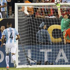 "Hijo de p...": la reacción del 'Kun' al recordar tapada de Bravo en Copa América
