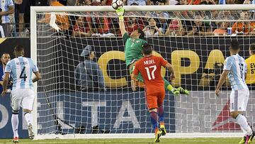"Hijo de p...": la reacción del 'Kun' al recordar tapada de Bravo en Copa América