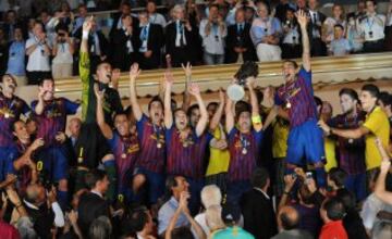 Xavi levantando el trofeo de la Supercopa de Europa del 2011. También cuenta en su palmarés con la Supercopa del 2009.