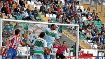 <b>EN EL AIRE. </b>Miguel se eleva entre los defensas del Sporting para cabecear a la portería de Roberto.