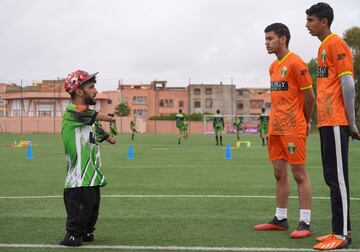 La historia de Abdelkhalek El Ouardi es inspiradora aferrándose a su sueño de convertirse en entrenador de fútbol. Este año se ha convertido en el técnico del conjunto sub15 del Raja Beni Mellal, un club de fútbol marroquí.