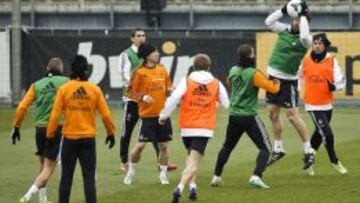 Los jugadores del Real Madrid, en el entrenamiento previo al derbi en el Calderón.