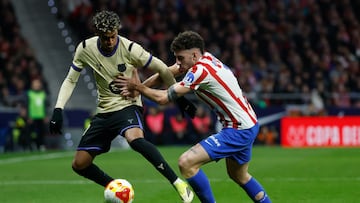MADRID, 12/02/2026.- El delantero del FC Barcelona Lamine Yamal (i) lucha con Matteo Ruggeri, del Atlético de Madrid, durante el partido de ida de la semifinales de la Copa del Rey que Atlético de Madrid y FC Barcelona disputan este jueves en el estadio Metropolitano, en Madrid. EFE/Juanjo Martín
