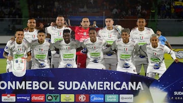Players of Once Caldas pose for a team photo ahead of the Copa Sudamericana knockout round play-off football match between Bolivia's San Antonio Bulo Bulo and Colombia's Once Caldas, at the Felix Capriles stadium in Cochabamba, Bolivia, on July 16, 2025. (Photo by Fernando CARTAGENA / AFP)