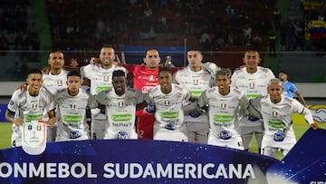 Players of Once Caldas pose for a team photo ahead of the Copa Sudamericana knockout round play-off football match between Bolivia's San Antonio Bulo Bulo and Colombia's Once Caldas, at the Felix Capriles stadium in Cochabamba, Bolivia, on July 16, 2025. (Photo by Fernando CARTAGENA / AFP)