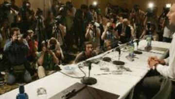 <B>MULTITUDINARIA RUEDA DE PRENSA</B>. El gran nadador australiano anunció su retirada ante una gran cantidad de periodistas.