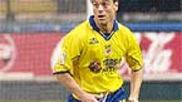 <b>MÁS LEJOS</B>. Farinós se aleja a pesar del deseo del club amarillo.