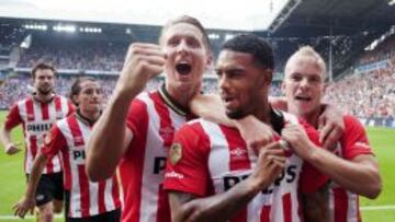 Jugadores del PSV Eindhoven celebran el triunfo sobre el Feyenoord. Guardado (segundo de izquierda a derecha) se acerca.