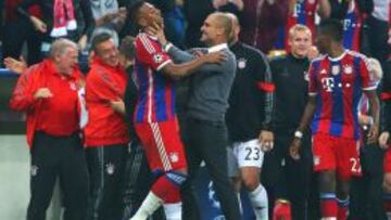 Boateng celebr&oacute; con Guardiola el gol.