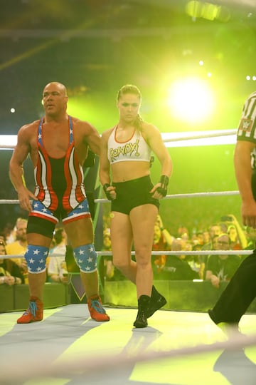 Ronda Rousey, que competía junto a Kurt Angle, se midió a Triple H y Stephanie McMahon en una lucha por parejas.