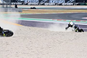 Caída del español Tito Rabat en el ecuador de la carrera. 