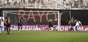 Raúl de Tomas in the move that led to Álvaro García's goal