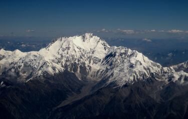 La temida “Montaña Desnuda”, famosa por su cara Rupal, una pared vertical de casi 4.600 metros, la más alta del mundo. Su historia está marcada por tragedias y hazañas.
