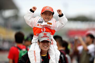Un joven fan de McLaren muestra su apoyo a la escudería.
