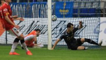 El delantero del Real Oviedo, Miguel Linares, en el momento de marcar el primer gol del equipo asturiano ante el N&aacute;stic de Tarragona.